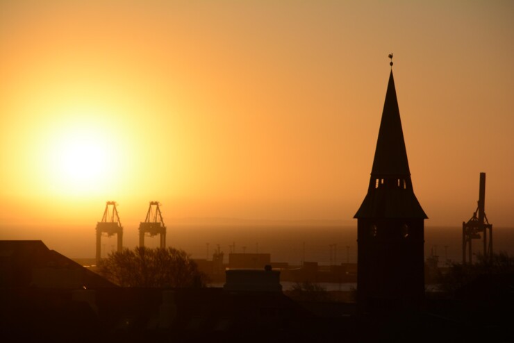 Aarhus by med domkirken i silhouet