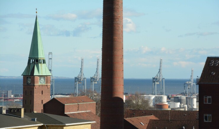 Situationsbillede fra Aarhus midtby  med kirke i baggrunden