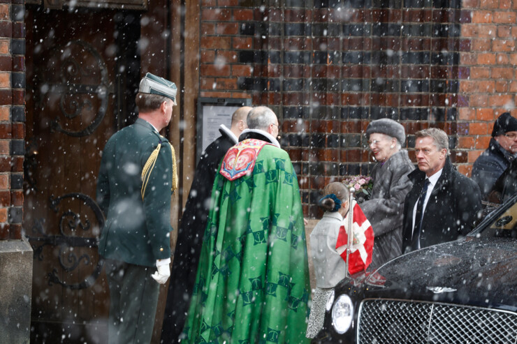 Biskop Henriik Wigh-Poulsen modtager Dronning Margrethe foran Aarhus Domkirke