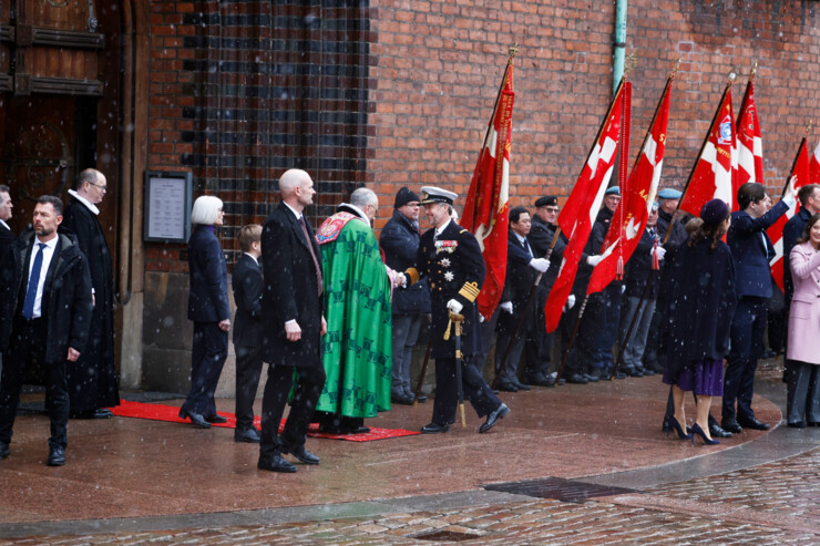 Biskop Henrik Wigh-Poulsen modtager Kong Frederik den tiende foran Aarhus Domkirke