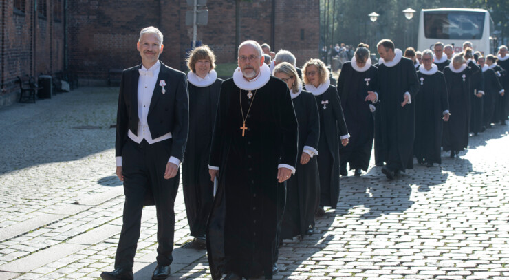 Procession af stiftets provster, biskoppen, præster og stiftamtmand på vej ind i kirken.