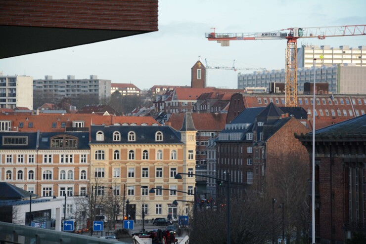 Et blik ind over Aarhus by med kirke i baggrunden